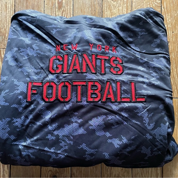 G-III Sports Men's New York Giants Black Ops Camo Reversible Jacket - Picture 8 of 8